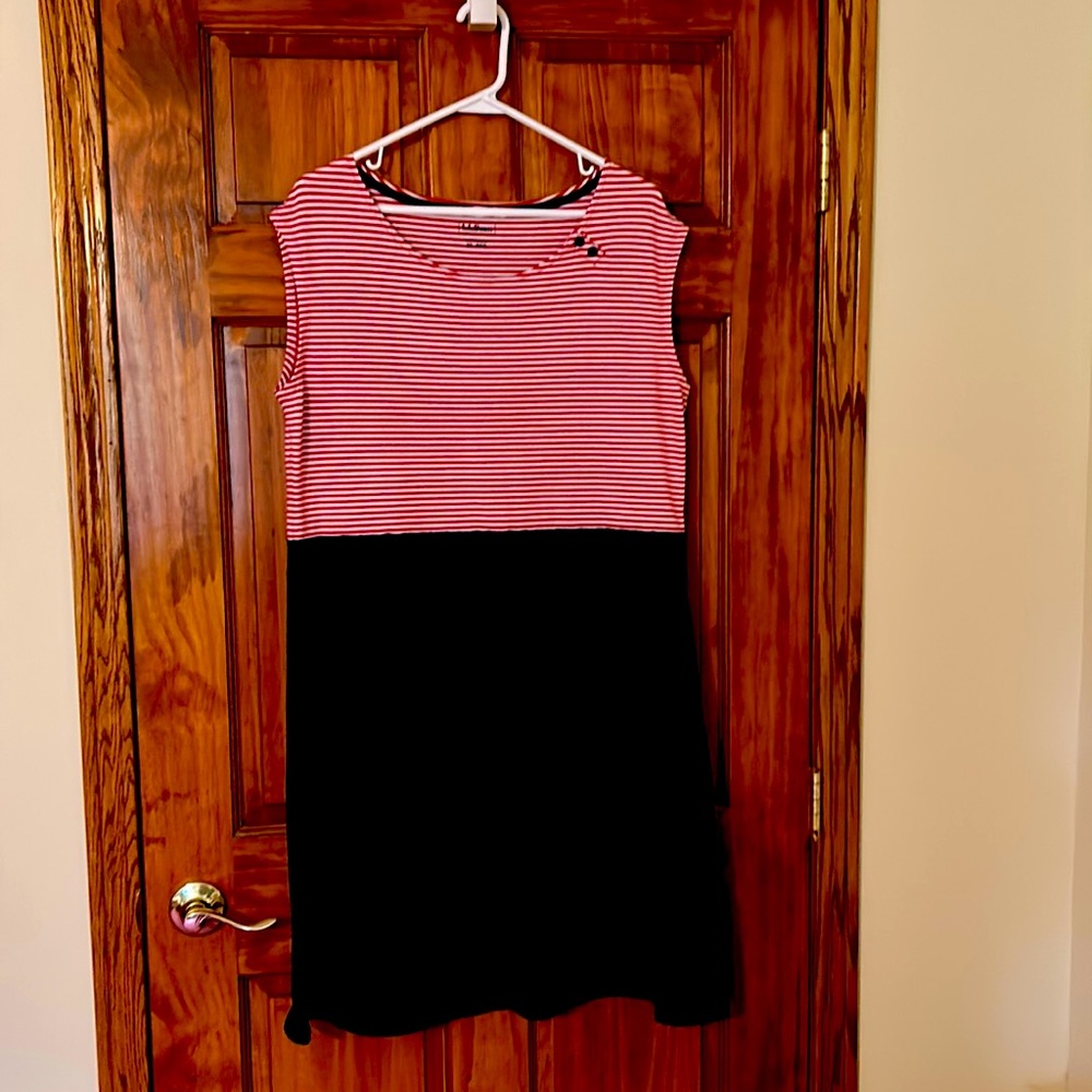 Red,white,navy.Stretchy. Gently worn. Machine wash cold, tumble dry. XL